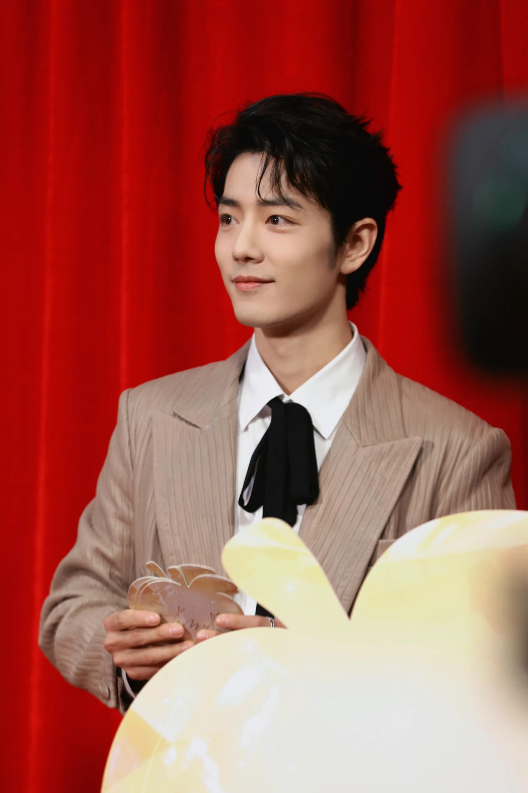 收获生图，眼睛好亮✨摄影师忍不住拍📸肖战smg视帝