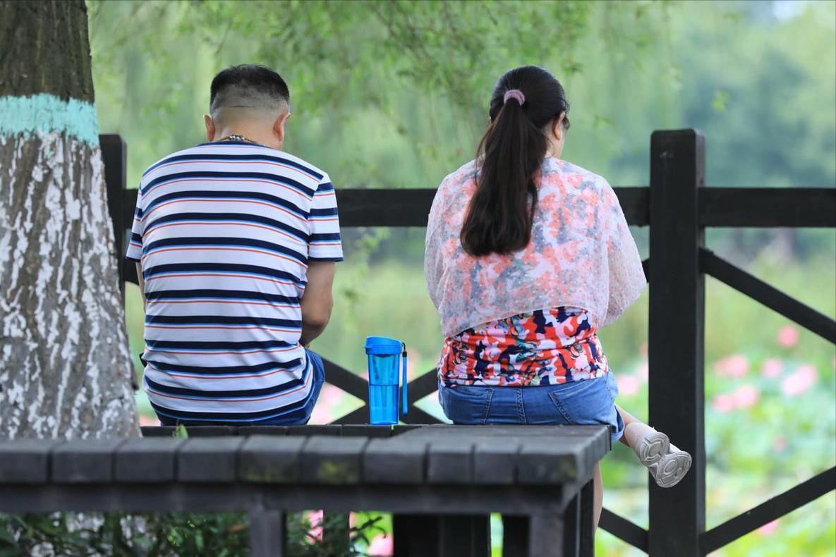 这样的问题，不管是富人还是穷人，谈任何事情都难以绕开钱。人们一谈到钱便两眼放光，