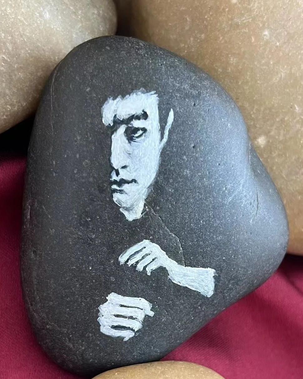 识人不必费尽心机，平日推杯换盏、称兄道弟，一旦涉及真金白银，嘴脸便藏不住。利益面