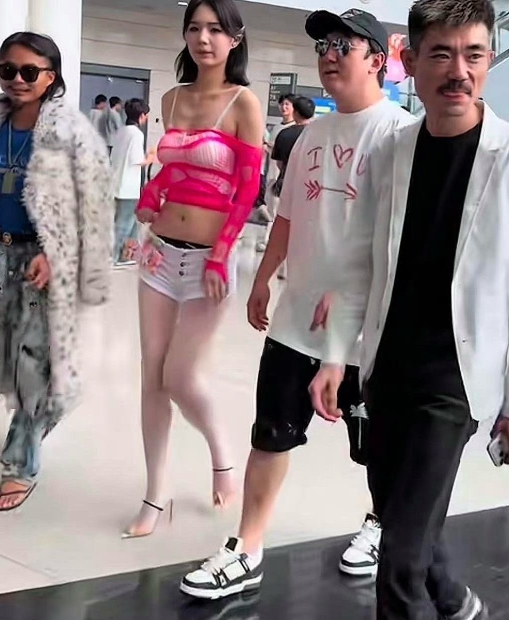 女友好像又不一样了 ​​​