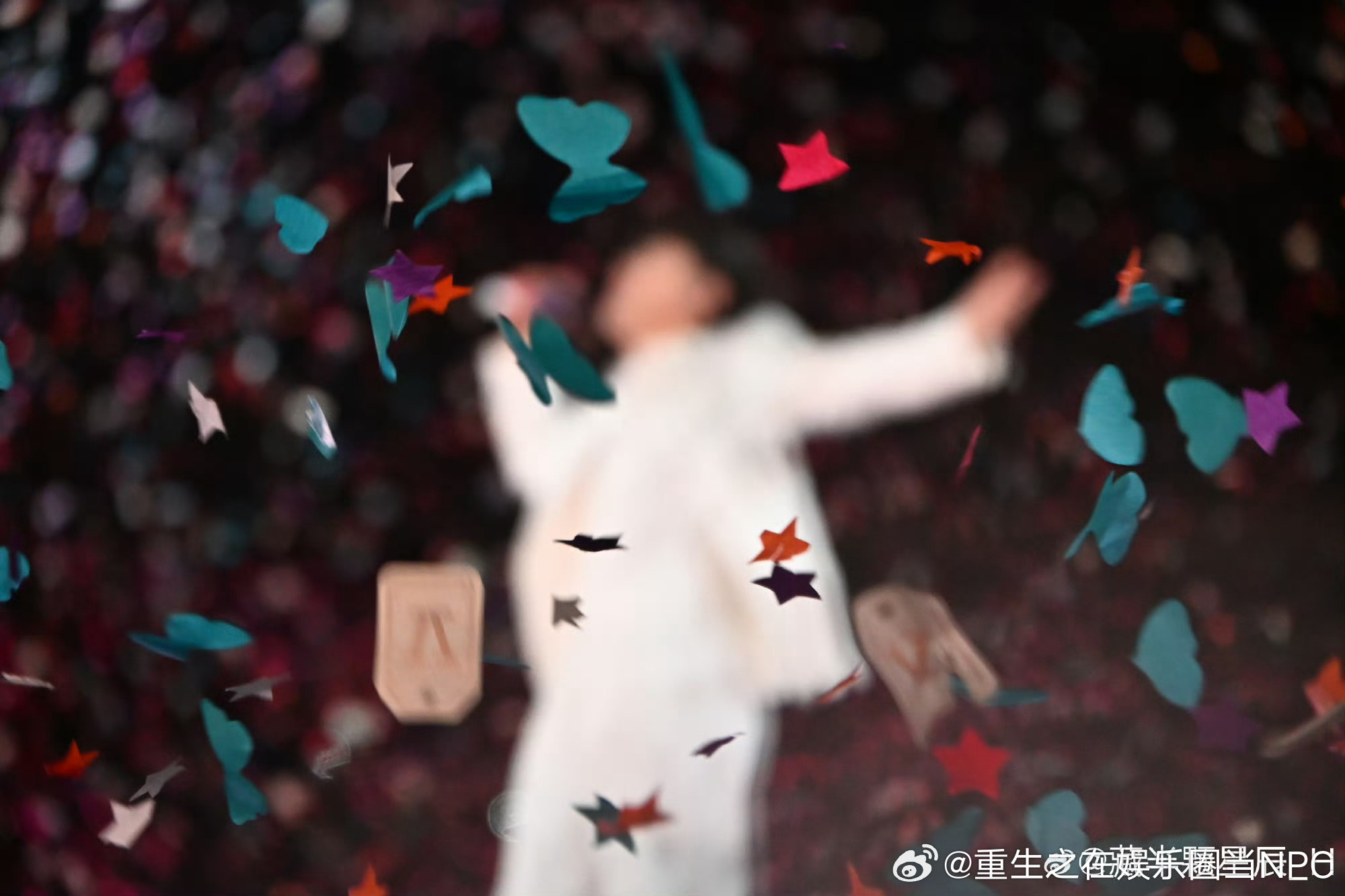 张杰被彩带缠住了演唱会彩带喷出来的时候张杰刚好转身，结果直接被缠了个正着。他一边