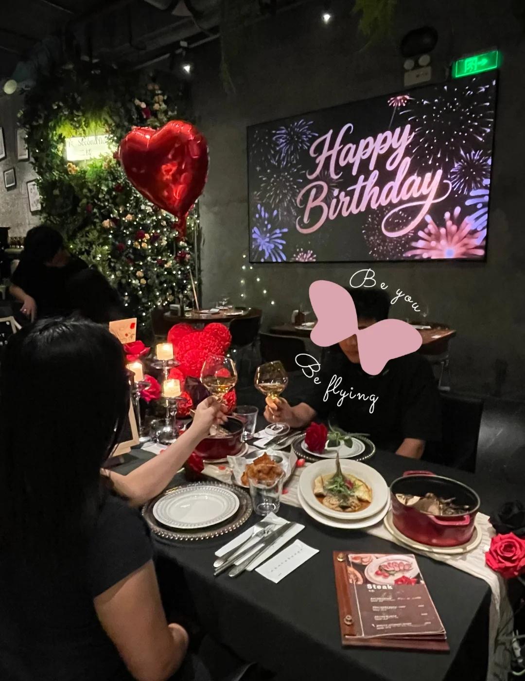 广州！这里西餐浪漫满屋～
这餐厅真的懂王！
热气球玫瑰花的装饰很特别
告白，求婚