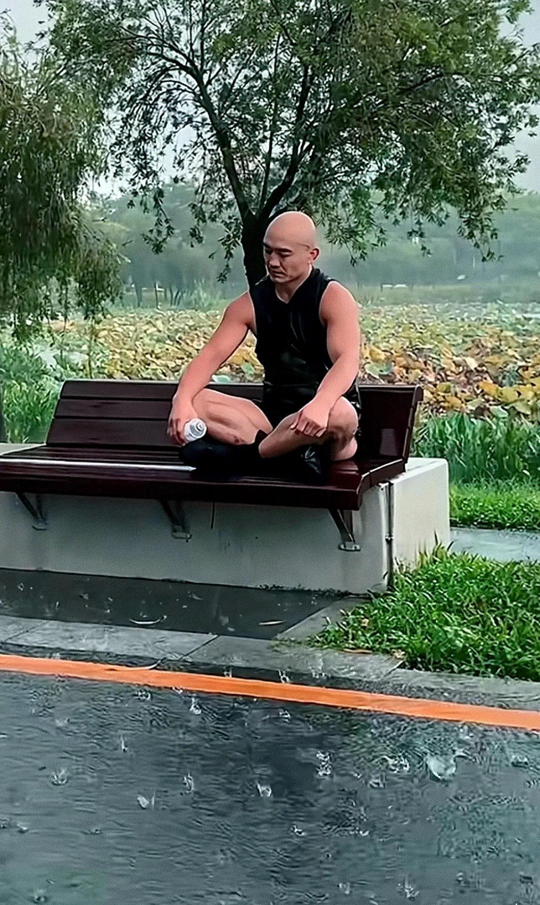 一龙在雨中静坐
