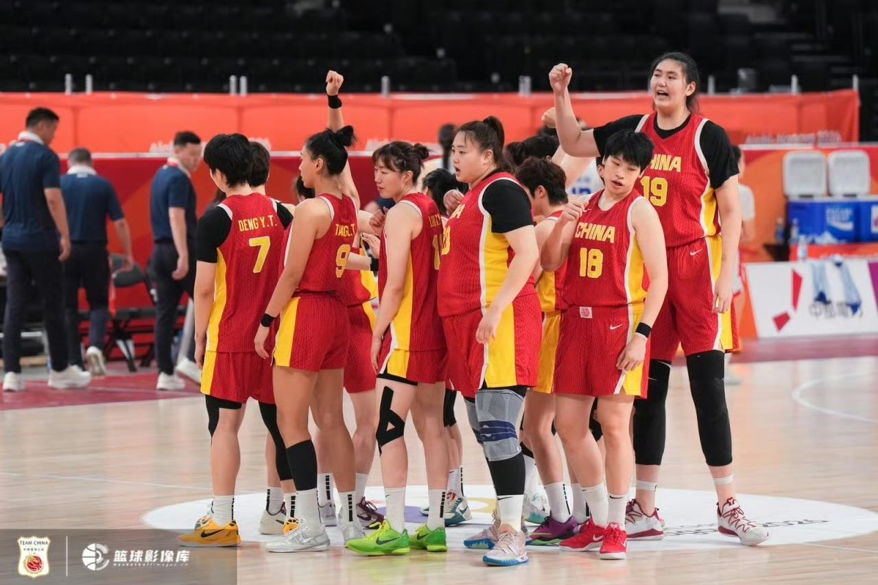 女篮也输了，FIBA这违体犯规太奇葩、太影响观赏性了！
最后9秒只差1分犯规居然