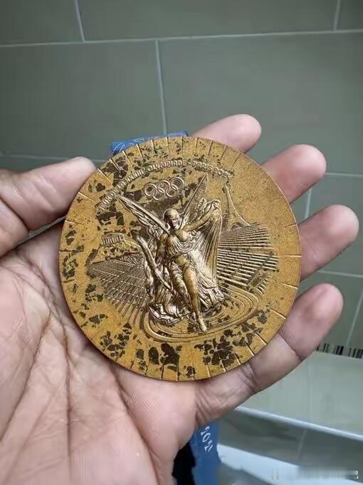 米兰冬奥组委回应奖牌出问题世界就是一个巨大的草台班子，运动员的奖牌还没带热乎就分