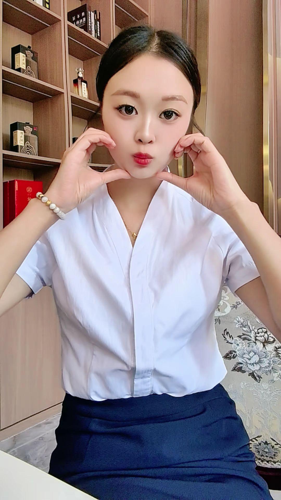 某一刻 我发现我珍视的人对我轻慢 于是 我决定断了念想.