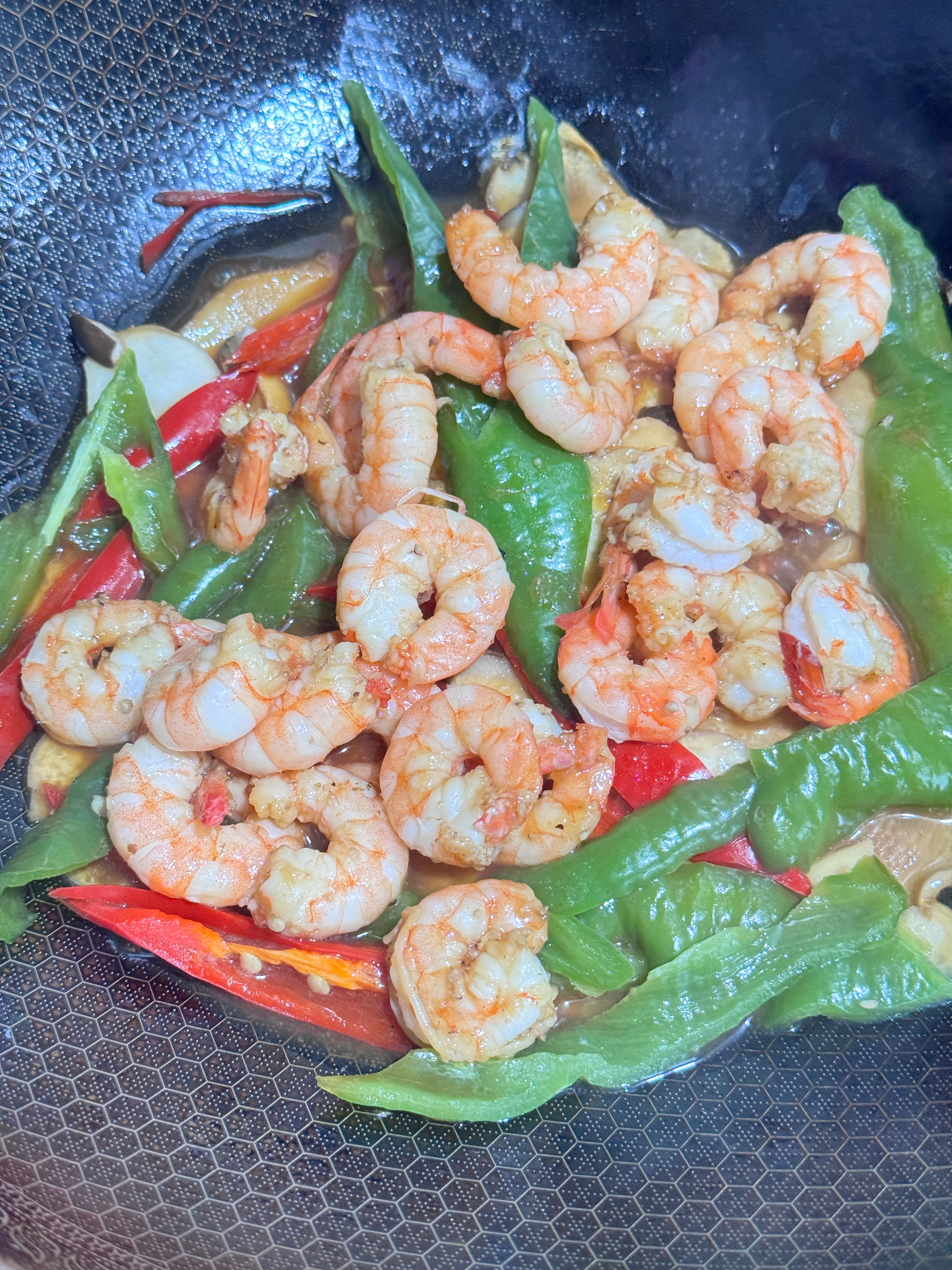 学了新菜式：杏鲍菇焖虾，超级简单，还很美味 1.杏鲍菇切片，青红辣椒切丝（配菜可