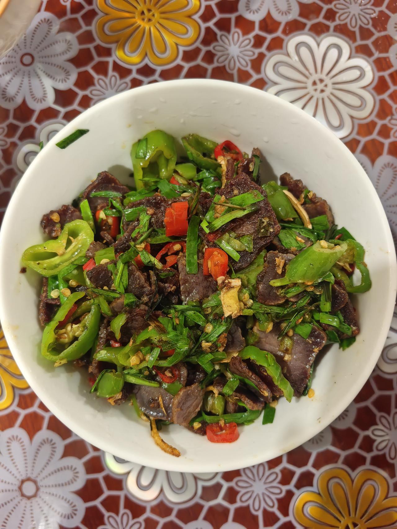 沪杭生活多年，晚餐炒了几个菜，有辣椒炒风干牛肉，椒盐虾，紫菜汤，都是家乡风味，平