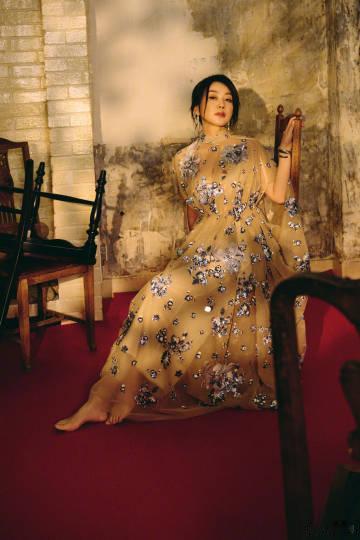 闫妮春晚东方之美具像化  闫妮春晚的新中式造型太出圈了，柔和笑容搭配花影轻纱，完