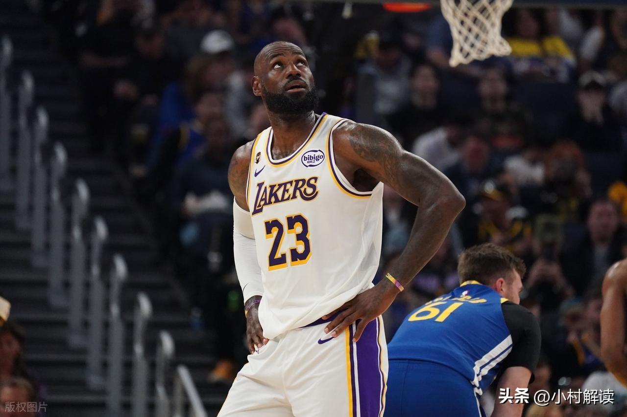 今天湖人客场打魔术，詹姆斯又创造了一项新纪录，首发出场，生涯常规赛总出场数达到1