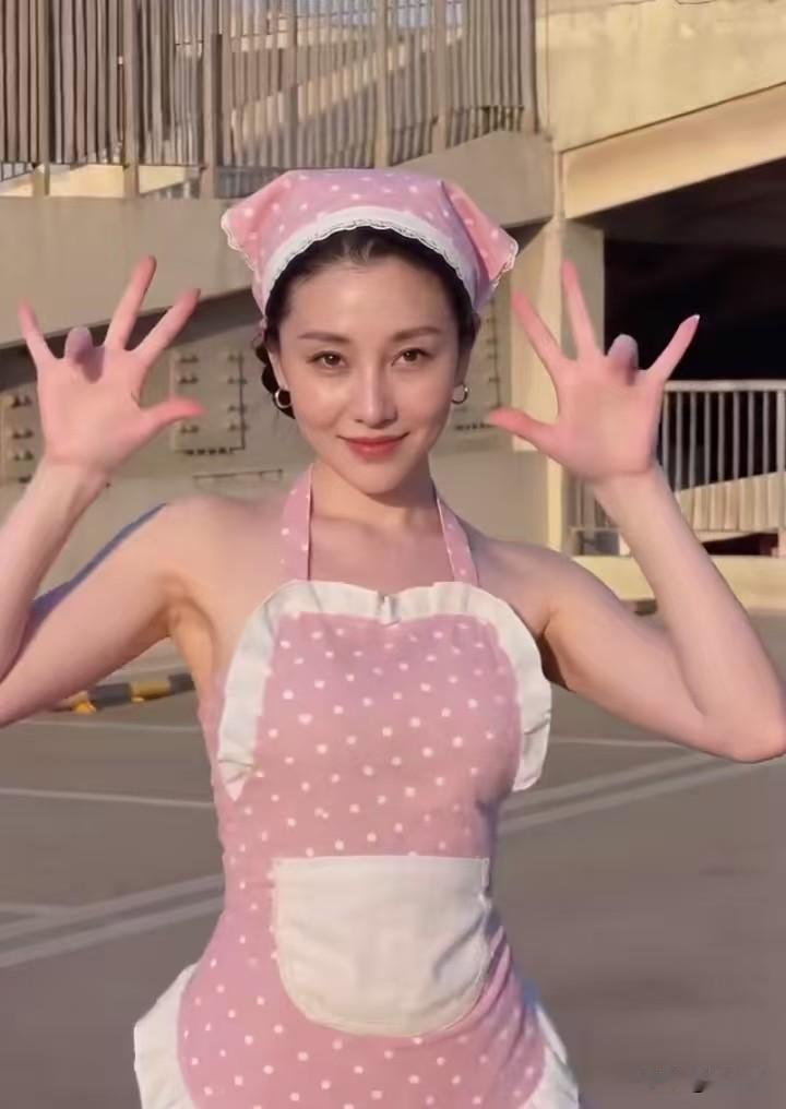 停车场里蹦跶的粉波点甜妹，笑起来眼尾带笑，皮肤嫩得能掐出水，说她刚毕业我都信！举