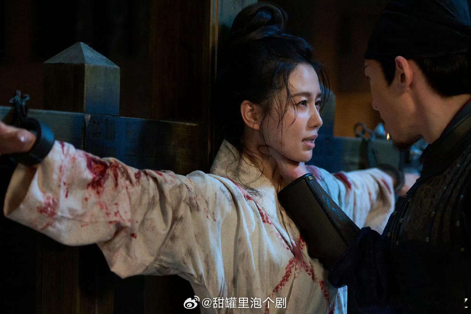 起猛了看见进忠公公在审若曦了   电视剧掌心  厉俊啊厉俊，你怎敢对若曦下手？叶