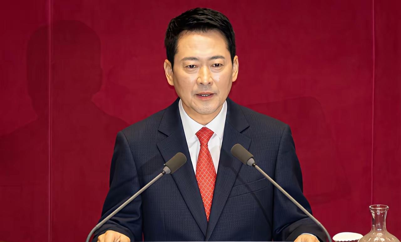 李在明对国民力量大的严厉打击产生巨大影响，这时候国民力量党首张东赫已经看不下去了