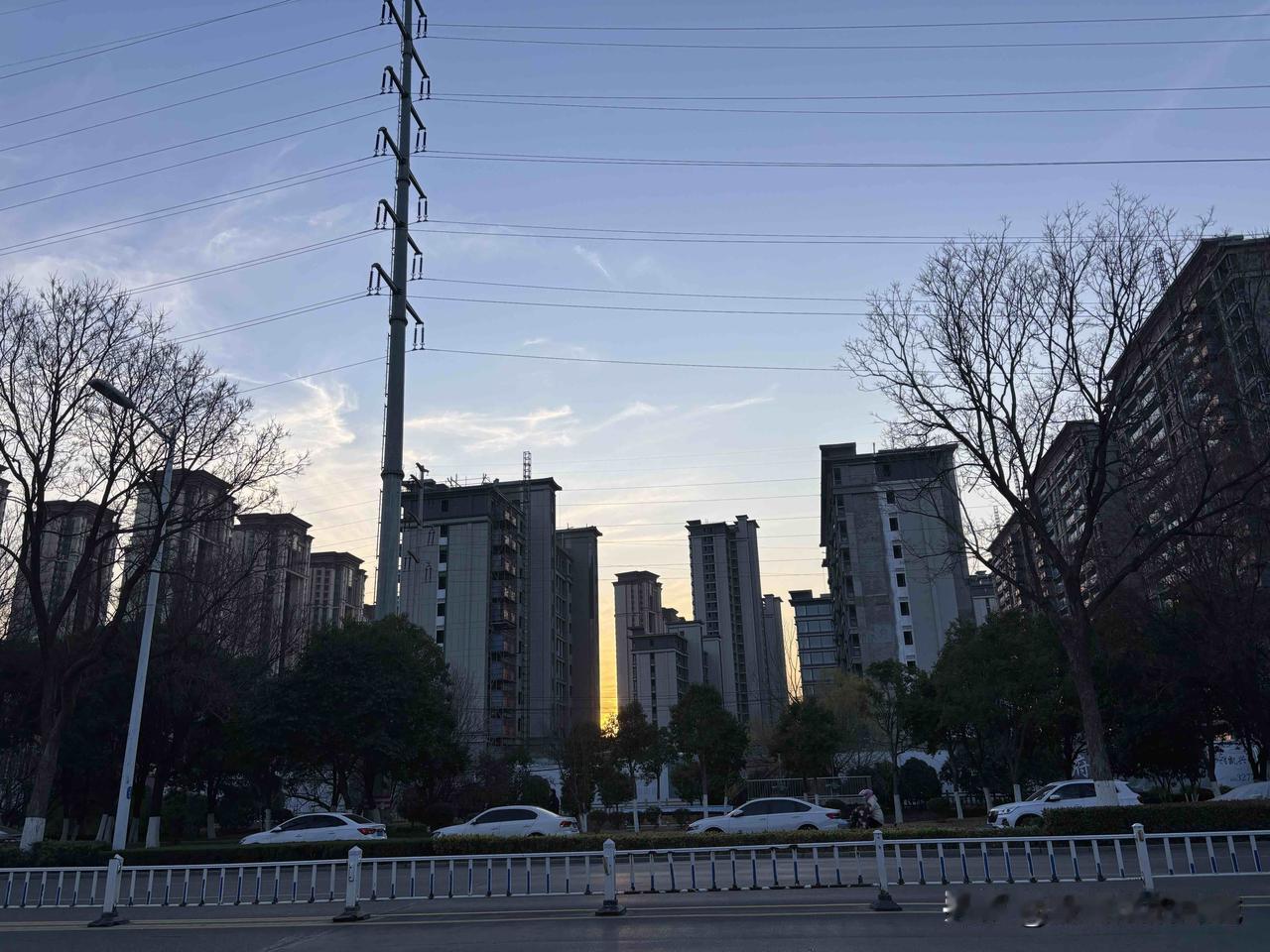 离婚17年，独自把闺女养大，今年正在读研究生。

庆幸的是，虽然是单亲家庭，闺女