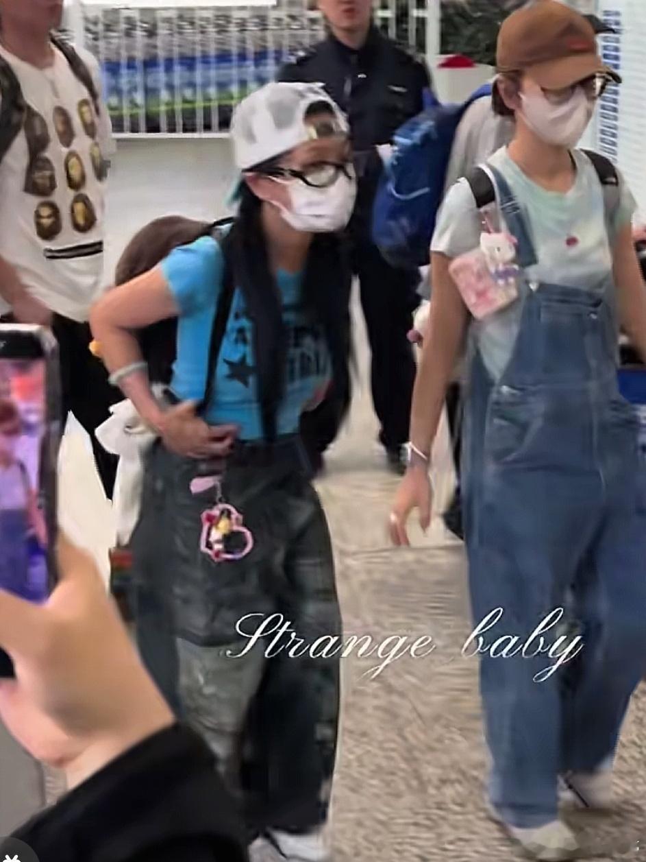 这个机场穿搭像小学生一样的人是万妮达？好大的反差啊！我都惊了 