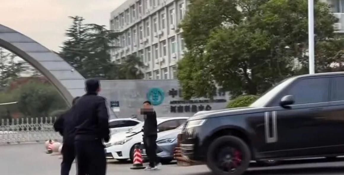 路虎撞倒持刀凶徒，合法勇敢的精准一击

黑衣男子挥刀砍向警察，路虎车加速冲来——