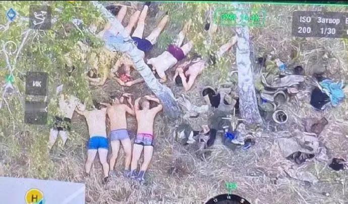 这几个光着上身，只穿内裤趴在草地上的人可不是在玩什么行为艺术，而是俄乌战争中被俄