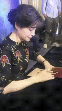 周涛真的是漂亮，像一颗永不凋零的红玫瑰。[玫瑰]周涛综艺首秀 周涛自拍 周涛鲁豫