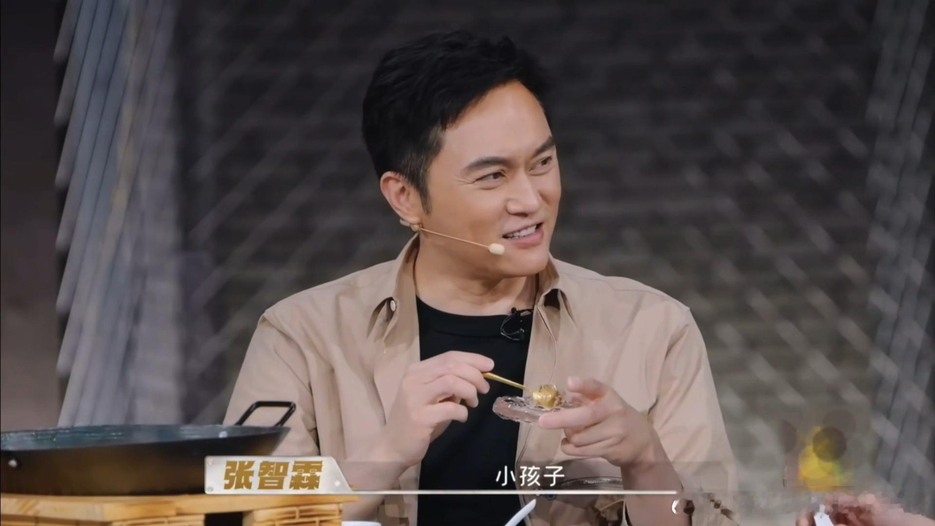 张智霖说何浩楠是小孩子张智霖何浩楠抢冰淇凌何浩楠胃终于满血复活，兴冲冲续上冰激凌