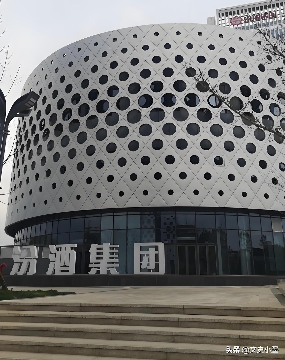 近日，19名硕士学历人才，出现在了汾酒集团的一线工人招聘录用名单中，其中5人岗位