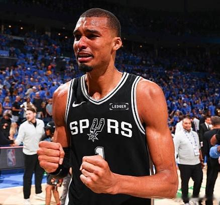 北京时间7月11日，据ESPN名记Shams报道，马刺与文班亚马达成5年2.52