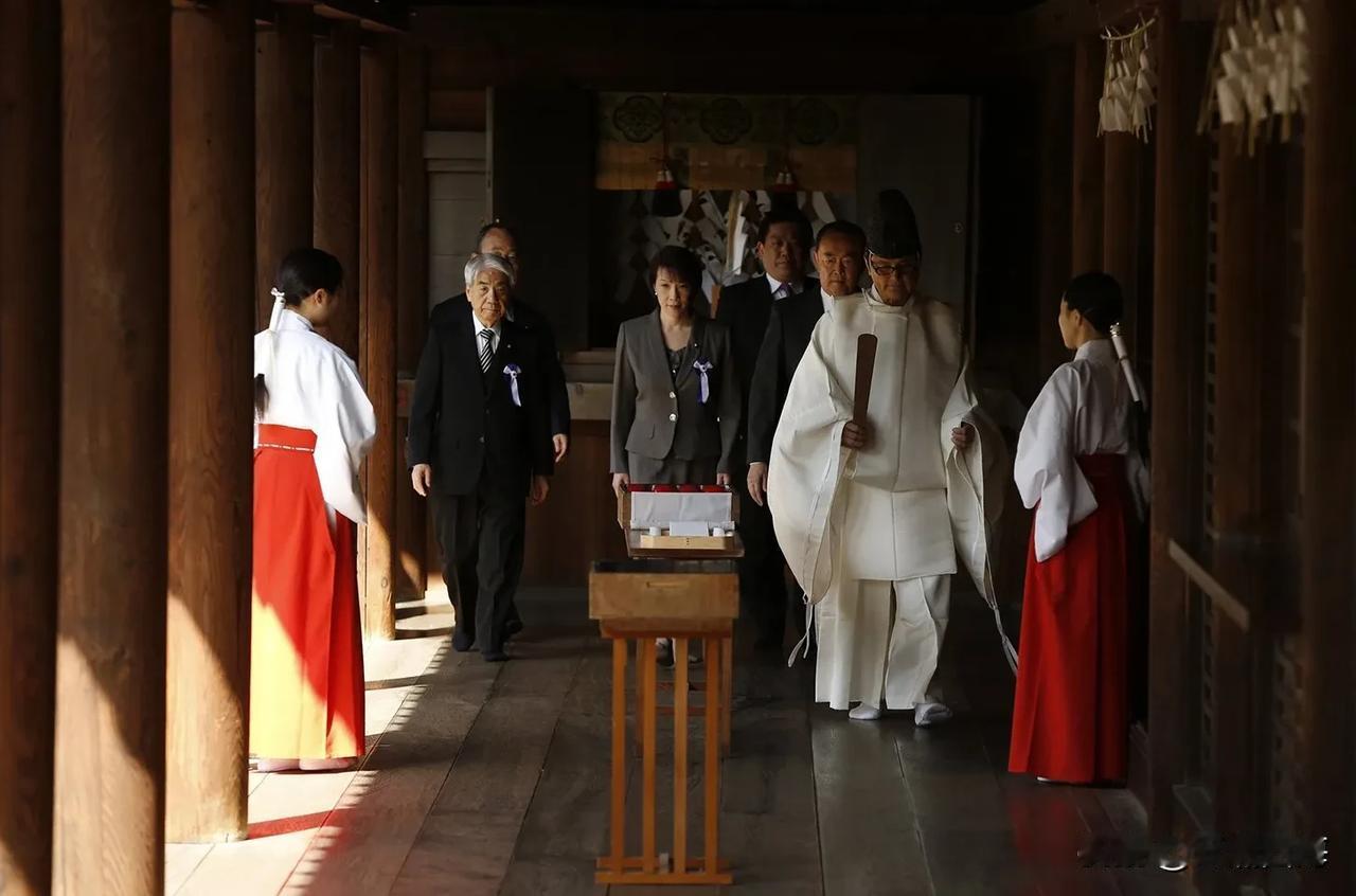 在当前东亚地缘局势持续紧张的背景下，从日本政客屡次参拜靖国神社，到高市早苗公然将