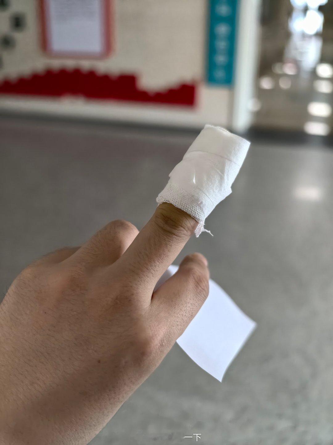 去社区医院，医生不敢划口放脓，跑到门诊，又叫来到住院部处理，感觉现在这种小伤口的