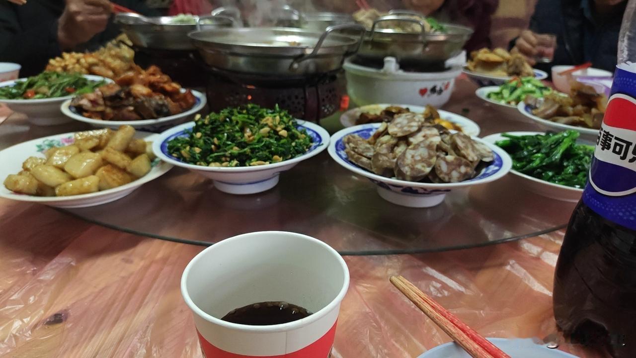 四个锅子，十个配菜，这恐怕是安徽人过年期间的标配。
不要再讲安徽人穷了，这样的伙