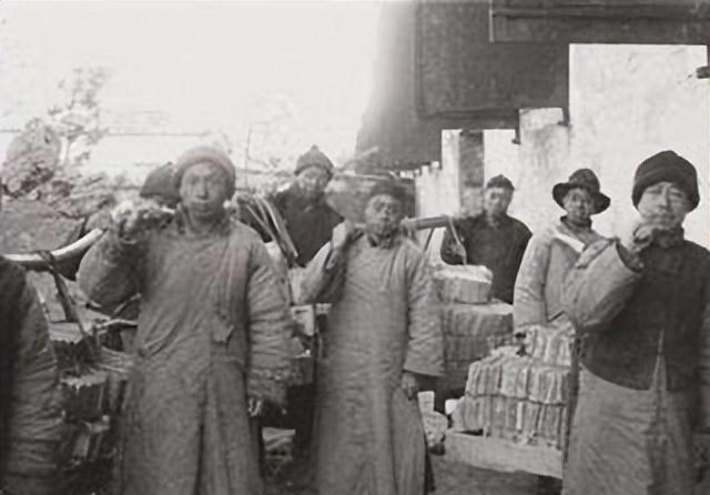 1921年，北洋政府发不出工资，就将故宫内8000麻袋大内档案，以4050银元的