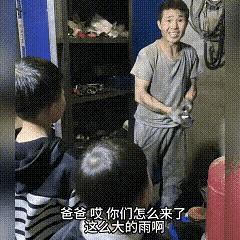6月13日，晚上9点了，外面还下着大雨，丈夫迟迟没有回家。女子放心不下，带着两个
