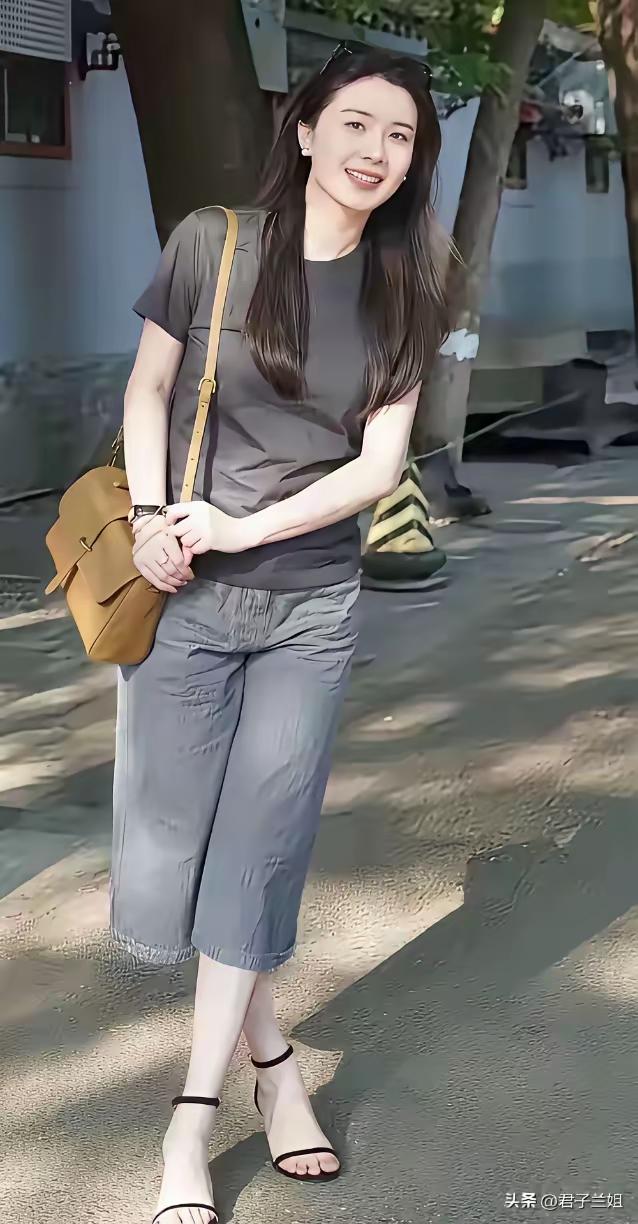 夏日穿搭指南：简约T恤+高腰短裤，轻松自在！🌞👗👠