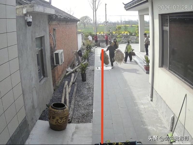 在农村有个不成文的规定，两家房子之间的通道，每家歌占一半，除非对方同意，不然私自