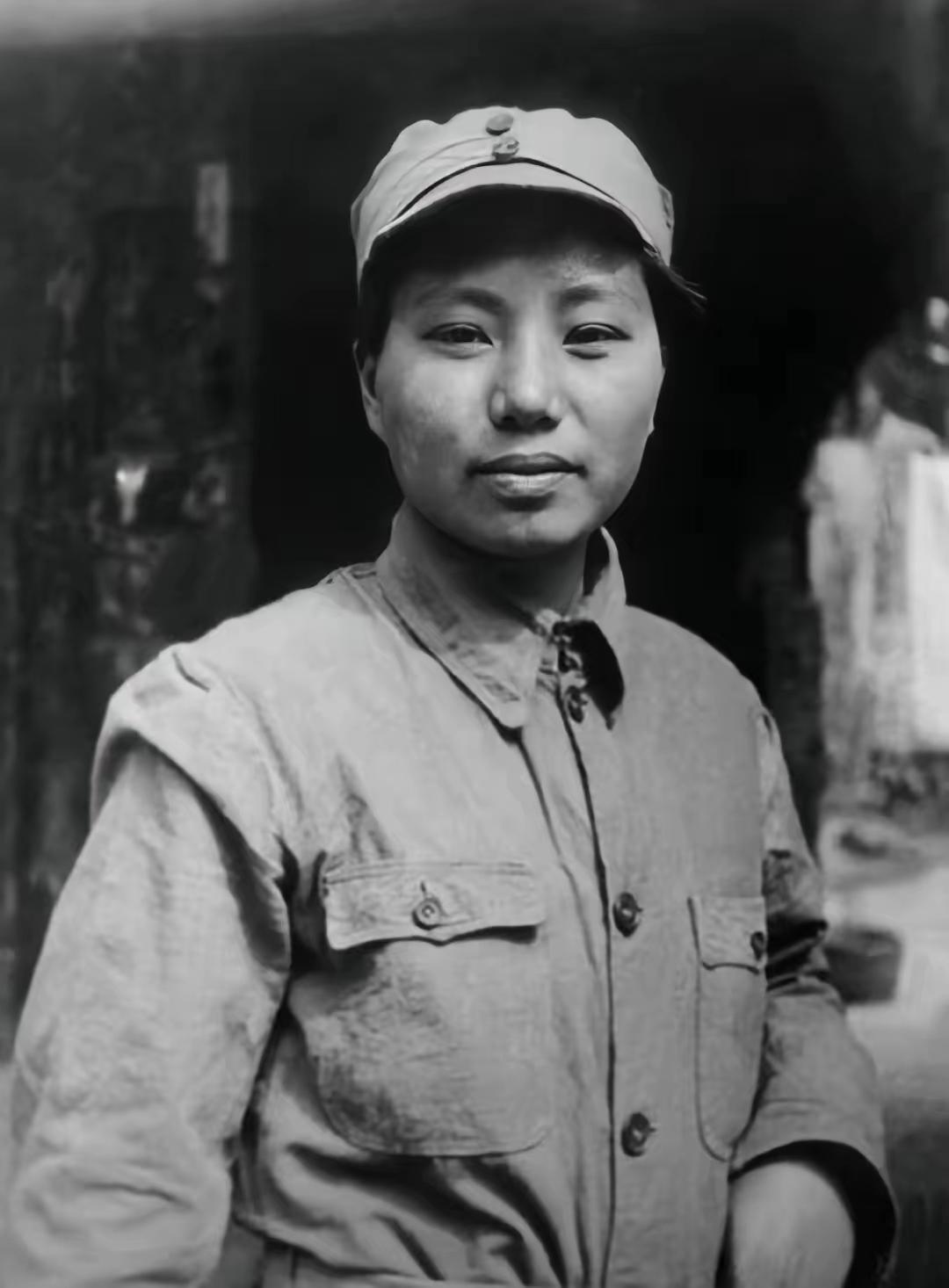 1933年，16岁的李开芬被活埋，半个身子已经陷进土坑里，行刑战士正往坑里填土，