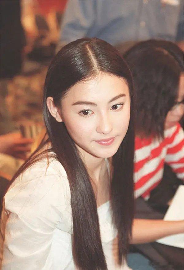 张柏芝带两个儿子逛街陪着两个儿子吃这吃那，Lucas 声音听得清清楚楚，小 Q 