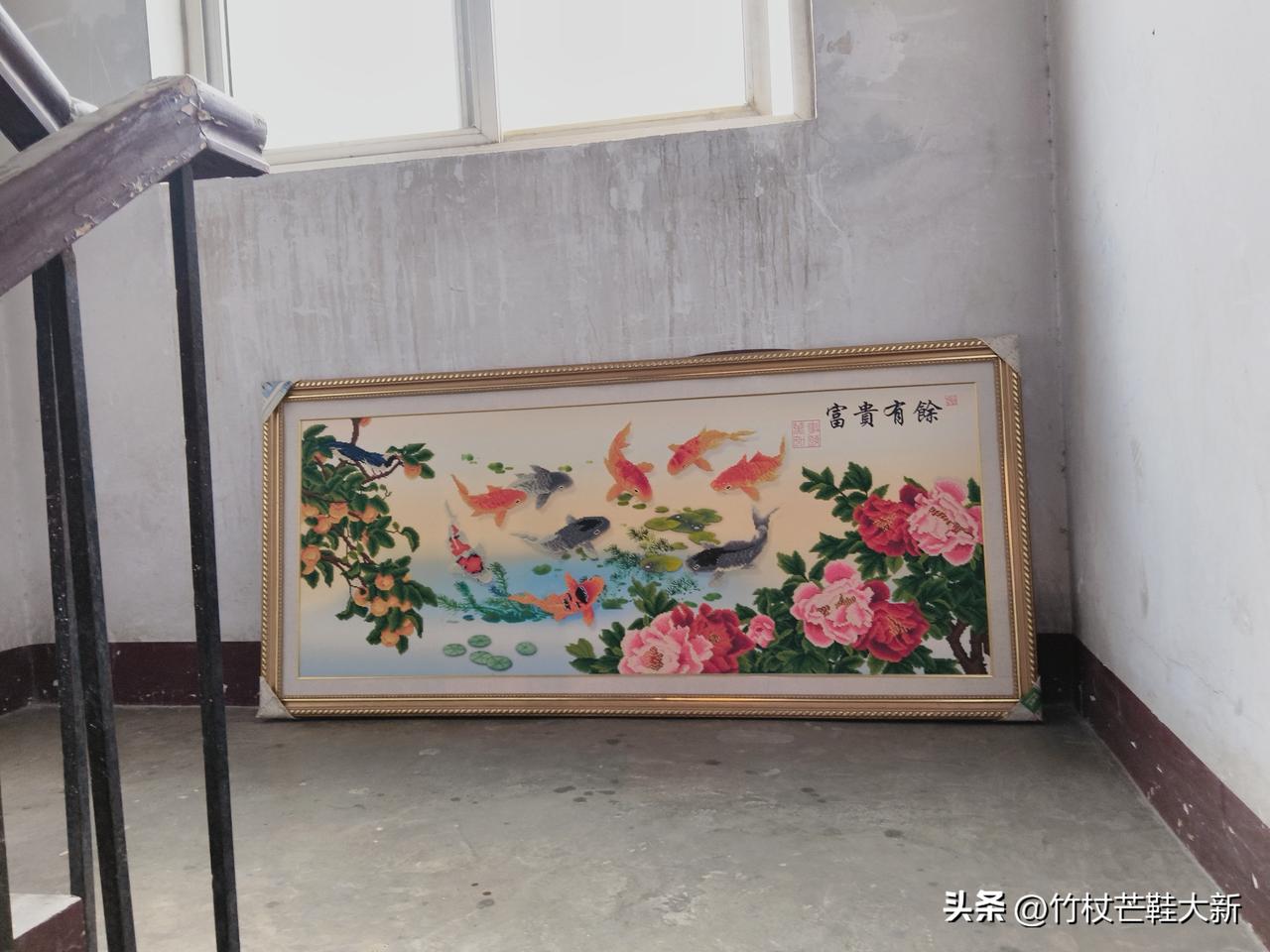 这是一幅十字绣，前些年这种技艺风靡一时。
当下这批婆婆丈母娘，那时还年轻正心灵手