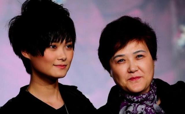 2014年，李宇春花6000万给父亲买了一栋豪宅，亲自把房门钥匙交给了父亲，她说