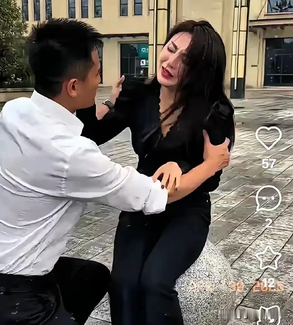 最后的拥抱

剪不断，理还乱。

离婚后的最后一次拥抱，蕴含着太过繁杂的情感。