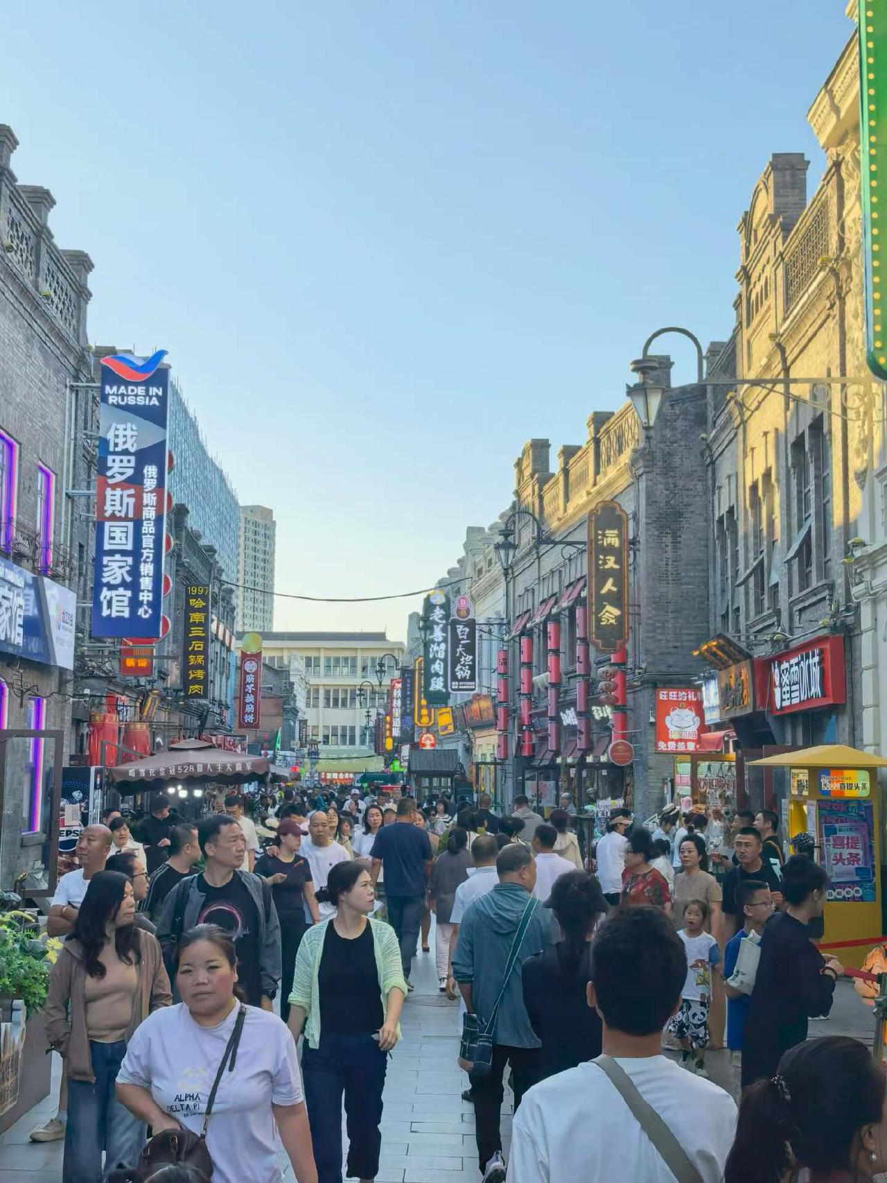 冬奥会那年冬天来这里，至今仍记得冻得腿疼脚疼。夏天再来这里，很凉爽。有一条街有很