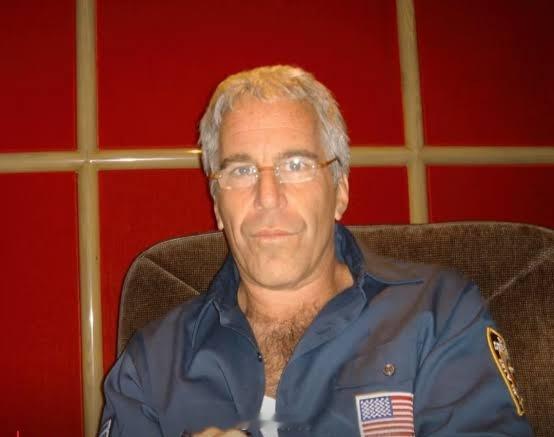 重大消息 ：爱泼斯坦文件显示，爱泼斯坦可能仍然活着。这些文件将爱泼斯坦与一个名为