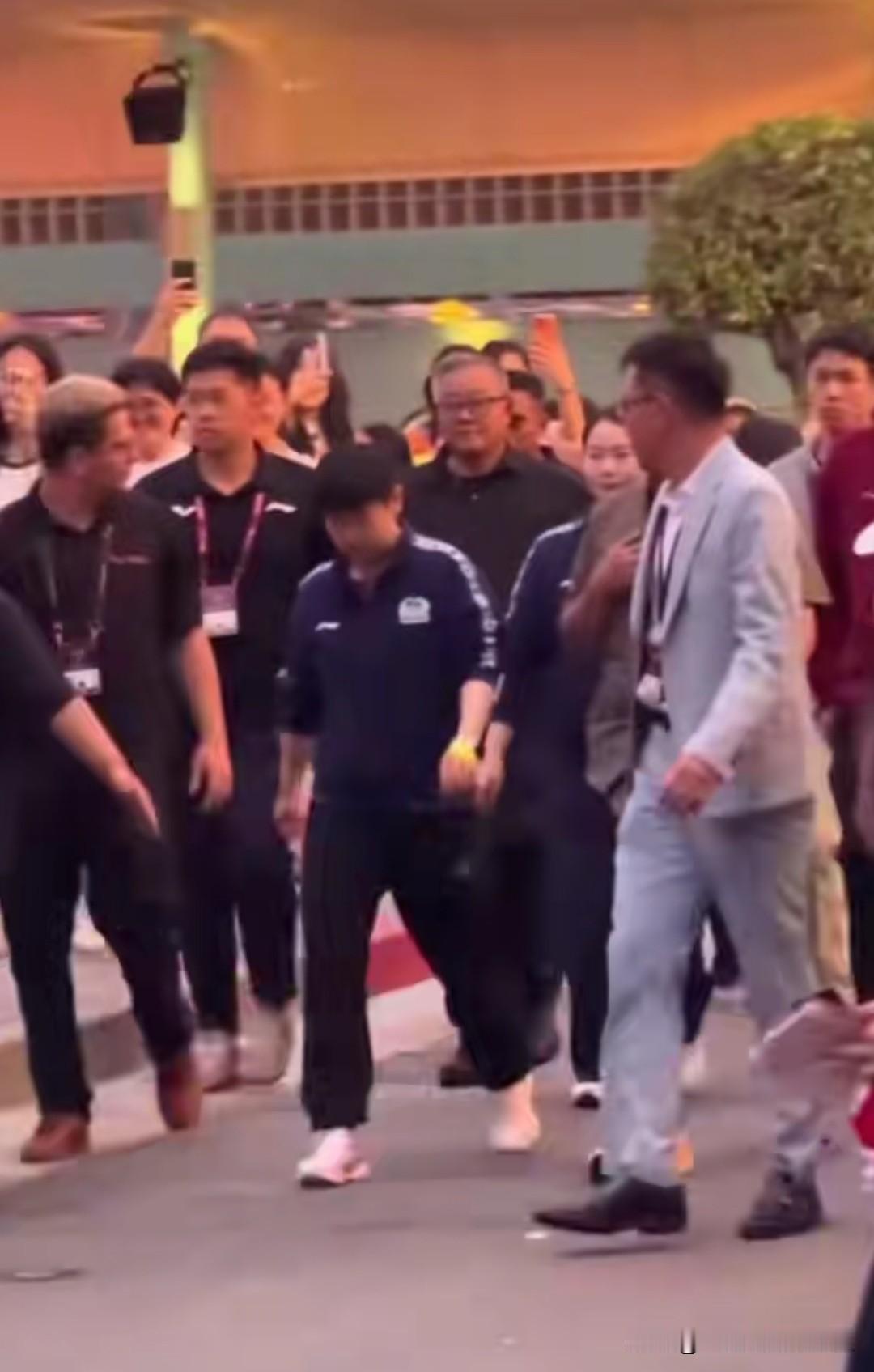 我了个乖，新加坡这一波赢彻底了，安保把莎莎保护的很好。

每次莎莎上训下训都有彪