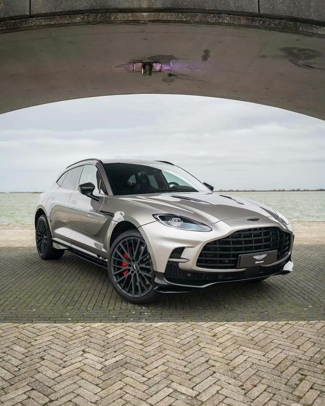 阿斯顿·马丁 DBX 707 全新一周 加油