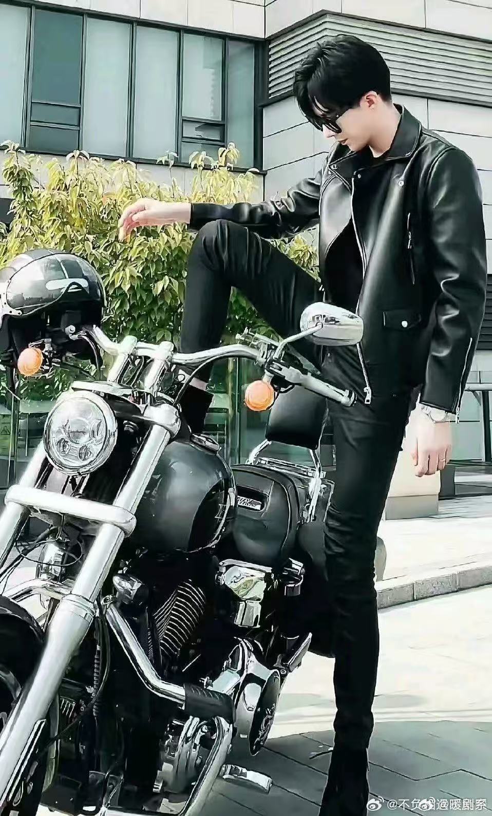 刘宇宁手捧黑玫瑰的救赎感 他手拿黑玫瑰站在那里，像是从小说里走出来的角色，带着一