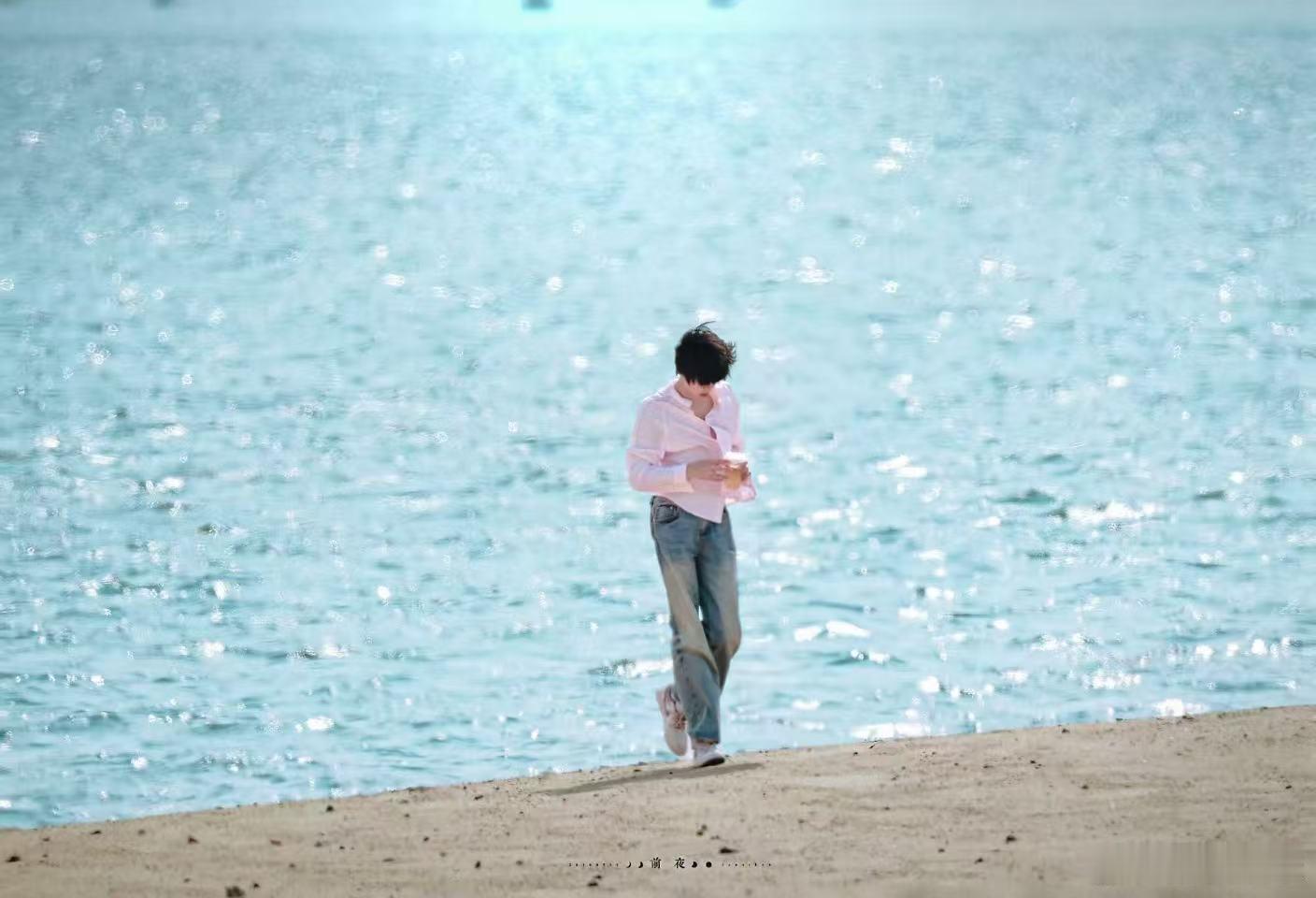 陈奕恒夏日海边氛围感 没有刻意修饰，就是最纯粹的少年感，海边阳光下的陈奕恒，温柔
