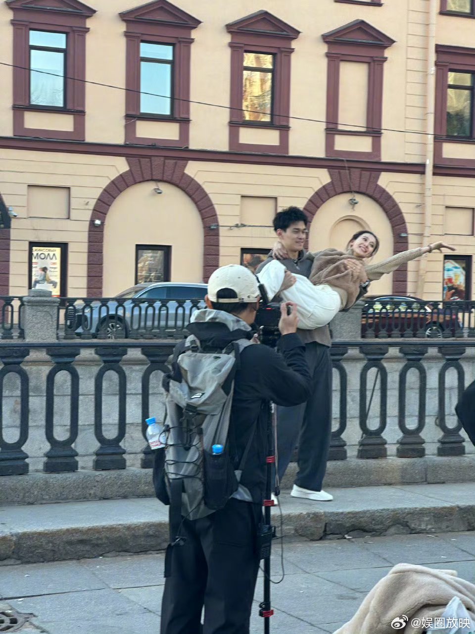 孙杨张豆豆俄罗斯街头牵手举高高体坛双冠军的浪漫太绝了！圣彼得堡街头十指紧扣还不够