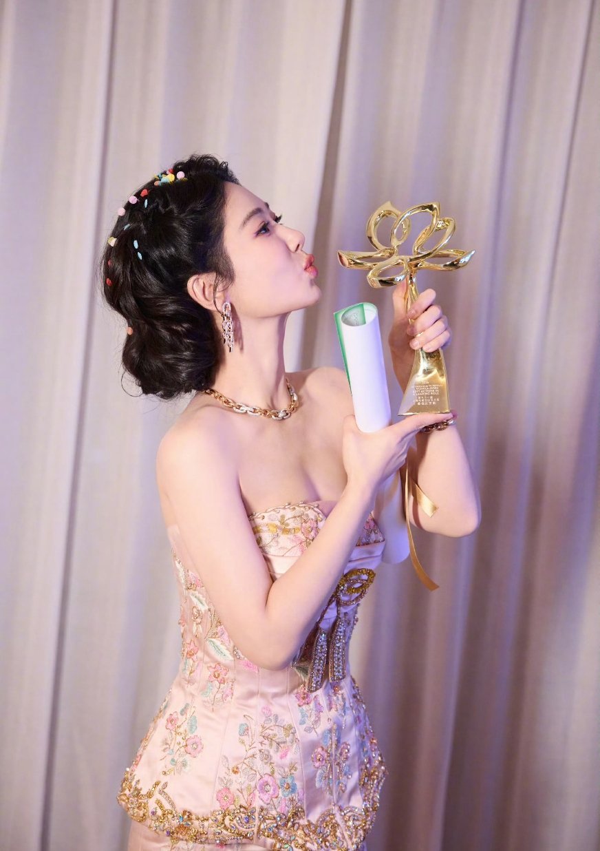 杨紫视后第一场线下活动白玉兰斩获事后之后的首场线下活动，万众期待，终于等到了这份