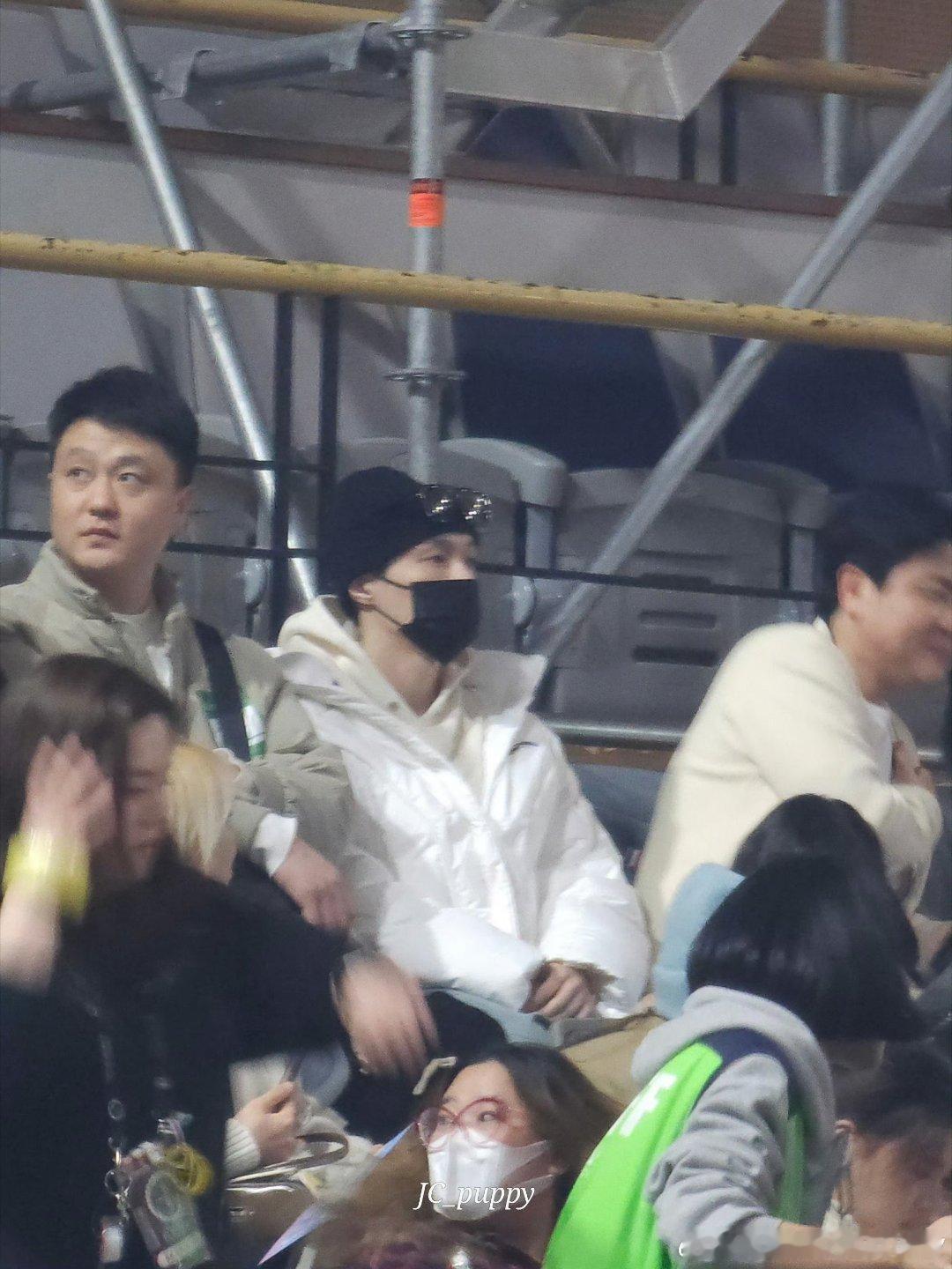 张艺兴去朴灿烈演唱会 ｜ 张艺兴现身朴灿烈演唱会 现场的粉丝幸福了 