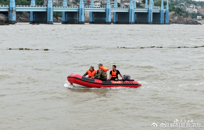 防汛救援联合演练台州玉环筑牢沿海安全防线6 月 25 日上午，玉环开展沙滩水域海