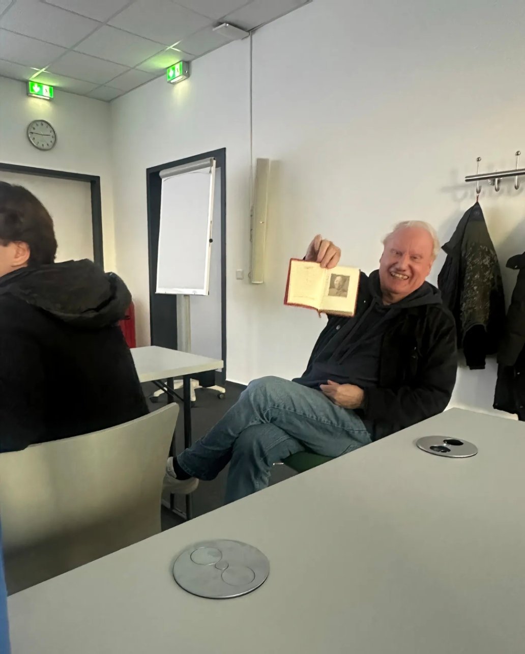 他出现在了德国课堂。 在最近的讲座中，讲到中德经济合作时，德国教授从兜里掏出一本