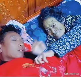 看了让人瞬间破防！2023年，一名男子日夜照料病危的母亲，连日操劳实在太累，守在