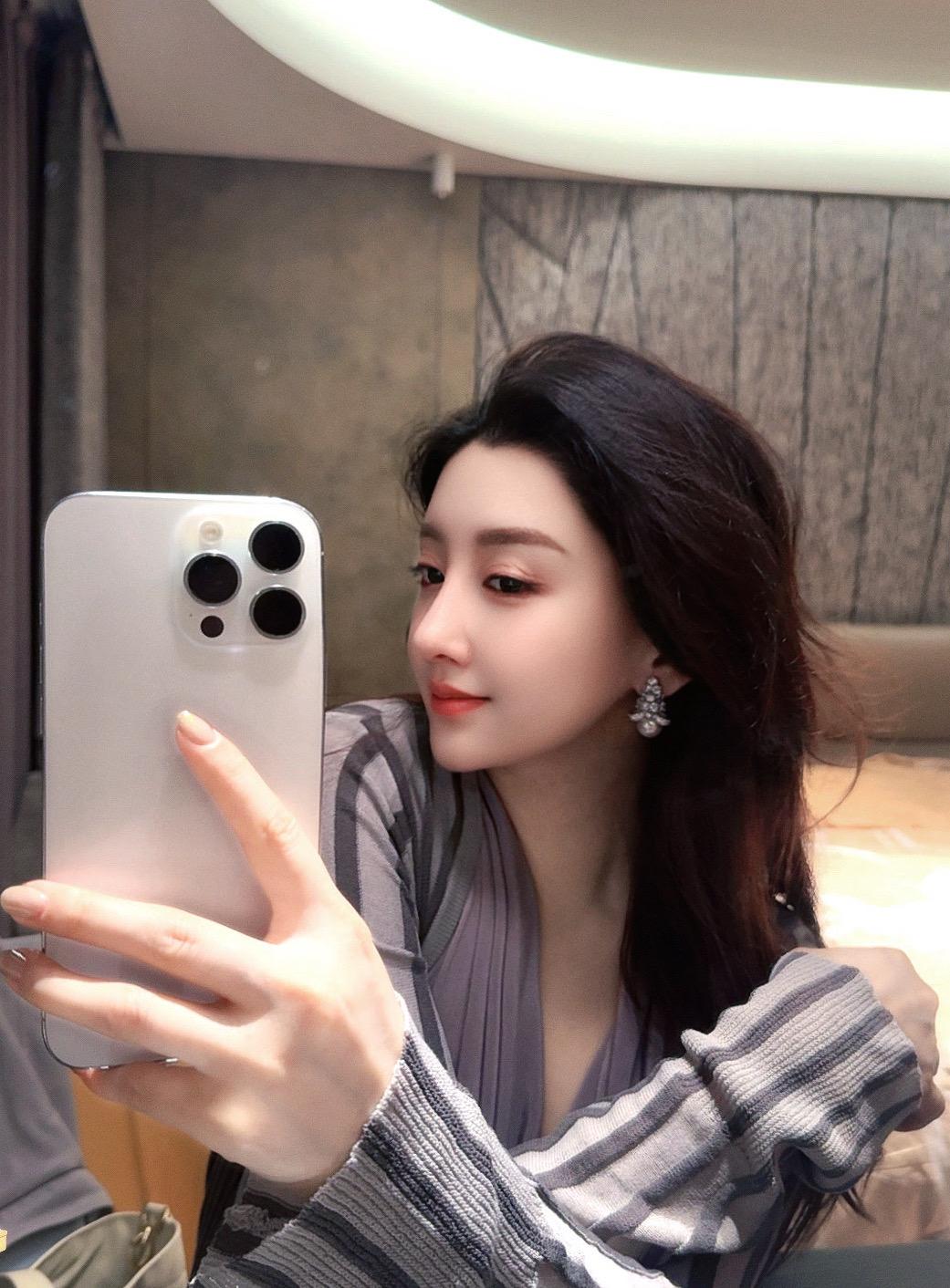 别人的认可是最廉价的枷锁 自我接纳是最低成本的自由